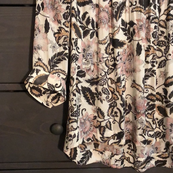 💐🌹🌷Muted/distressed floral LOFT blouse size XS - Picture 4 of 15